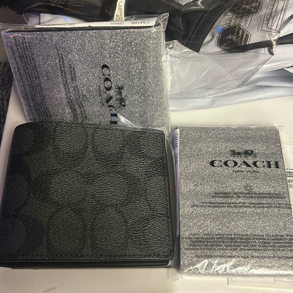 Coach Compact Leather Billfold Wallet